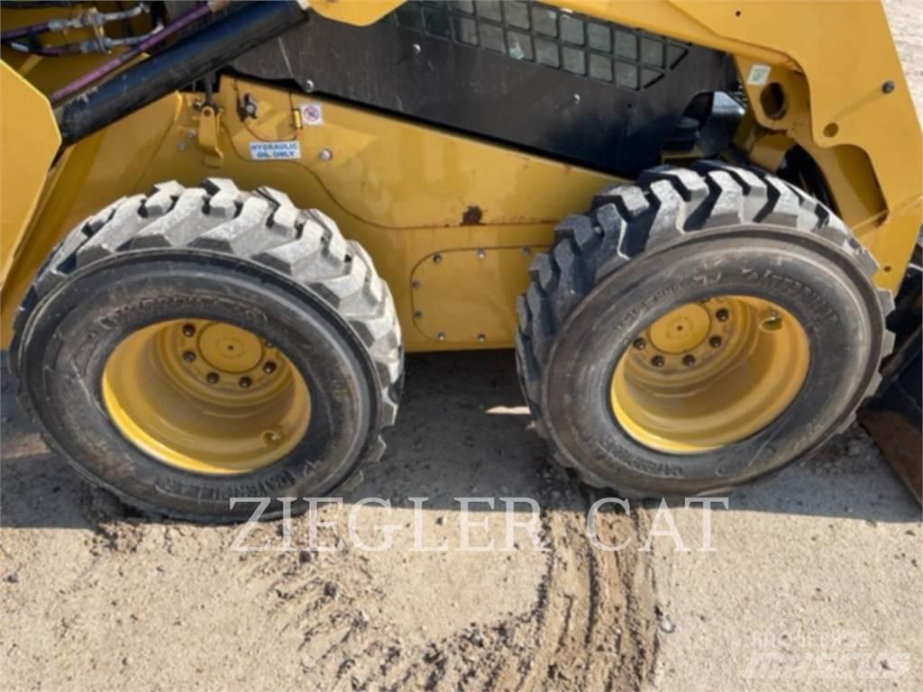 CAT 242D3 Krautuvai su šoniniu pasukimu