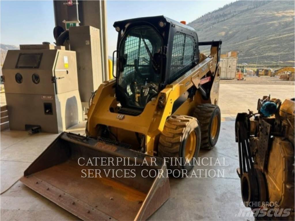 CAT 242D3 Krautuvai su šoniniu pasukimu