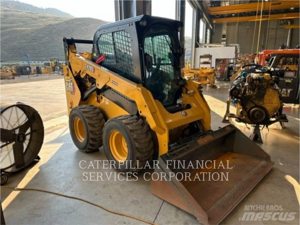 CAT 242D3 Krautuvai su šoniniu pasukimu