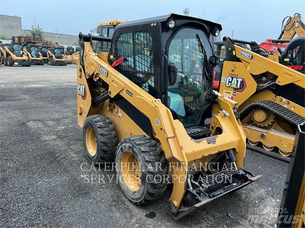 CAT 242D3 Krautuvai su šoniniu pasukimu