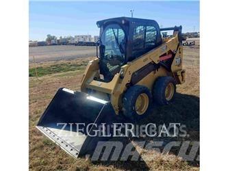 CAT 242D3 Krautuvai su šoniniu pasukimu