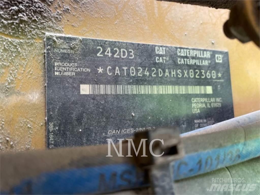 CAT 242D3 Krautuvai su šoniniu pasukimu