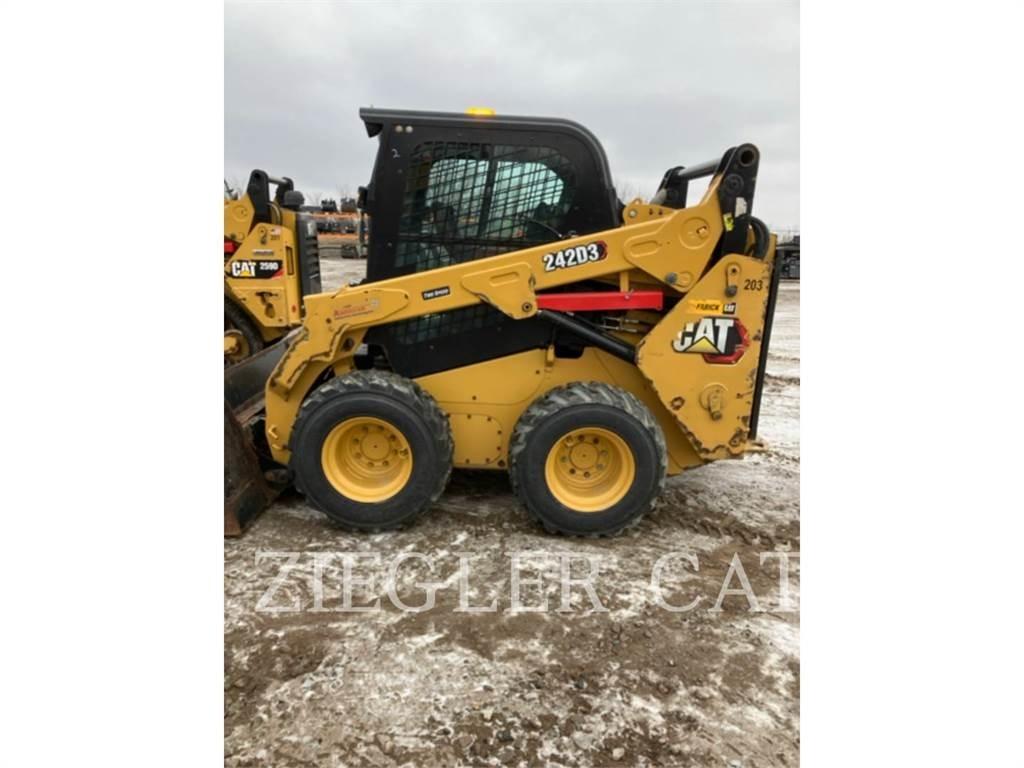 CAT 242D3 Krautuvai su šoniniu pasukimu