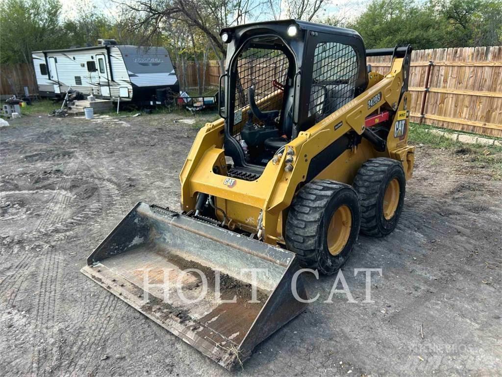 CAT 242D3 Krautuvai su šoniniu pasukimu