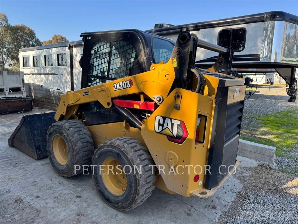 CAT 242D3 Krautuvai su šoniniu pasukimu