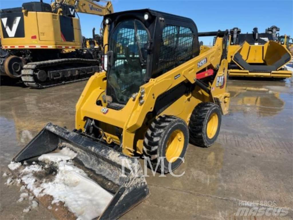 CAT 242D3 Krautuvai su šoniniu pasukimu