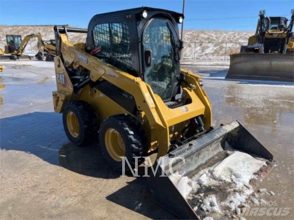 CAT 242D3 Krautuvai su šoniniu pasukimu