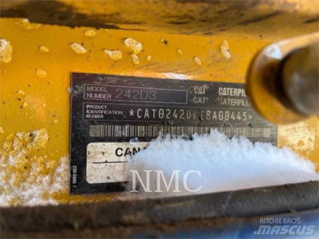 CAT 242D3 Krautuvai su šoniniu pasukimu