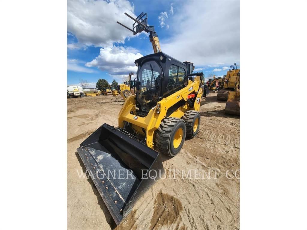 CAT 242D3 Krautuvai su šoniniu pasukimu