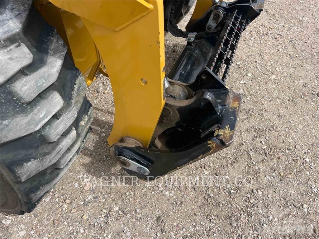CAT 242D3 Krautuvai su šoniniu pasukimu