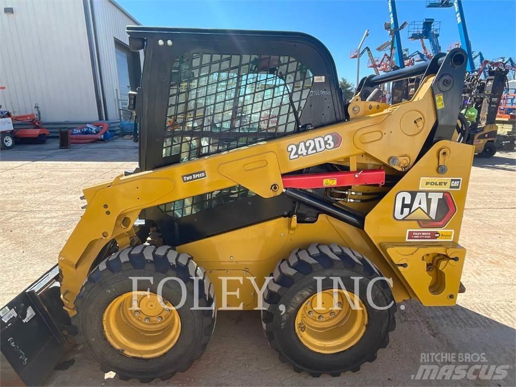 CAT 242D3 Krautuvai su šoniniu pasukimu