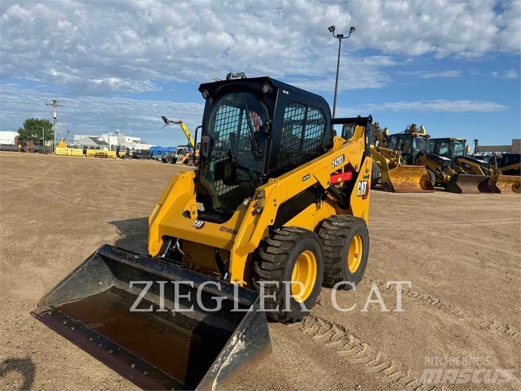 CAT 242D3 Krautuvai su šoniniu pasukimu