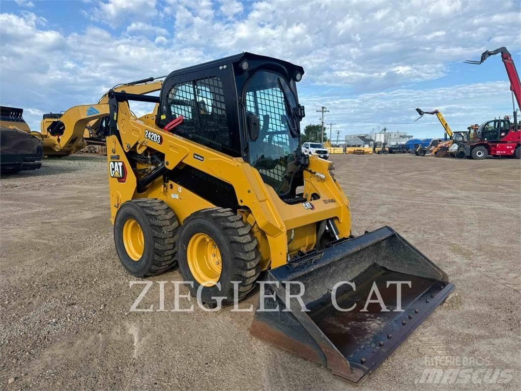 CAT 242D3 Krautuvai su šoniniu pasukimu
