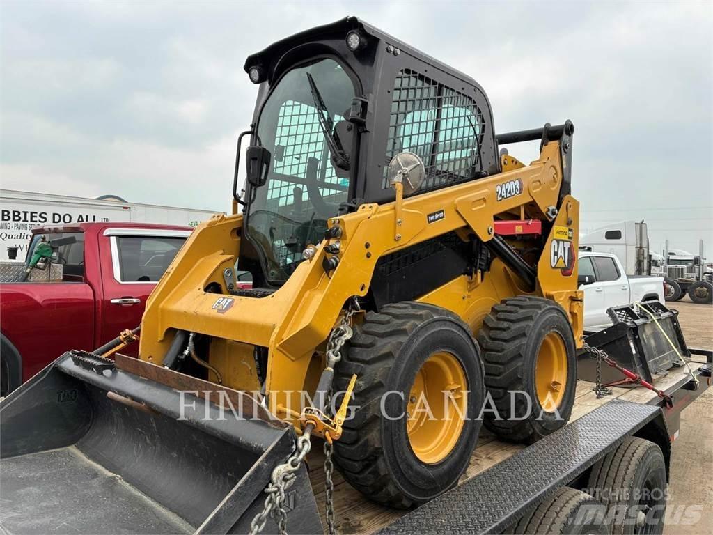 CAT 242D3 Krautuvai su šoniniu pasukimu