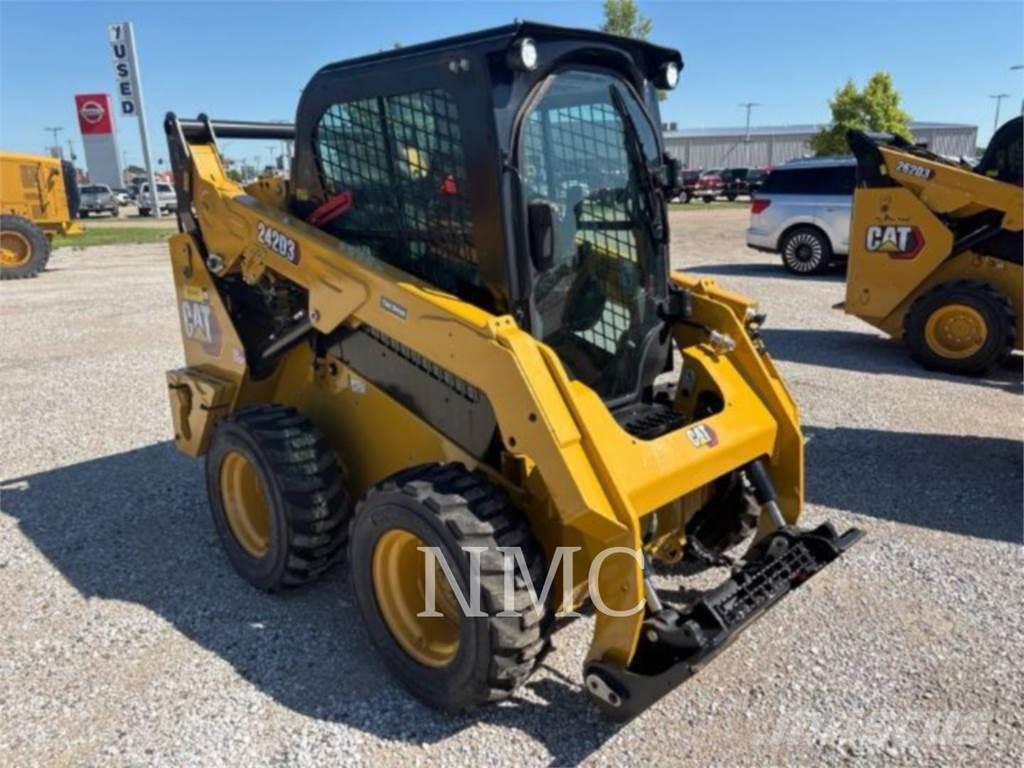 CAT 242D3 Krautuvai su šoniniu pasukimu
