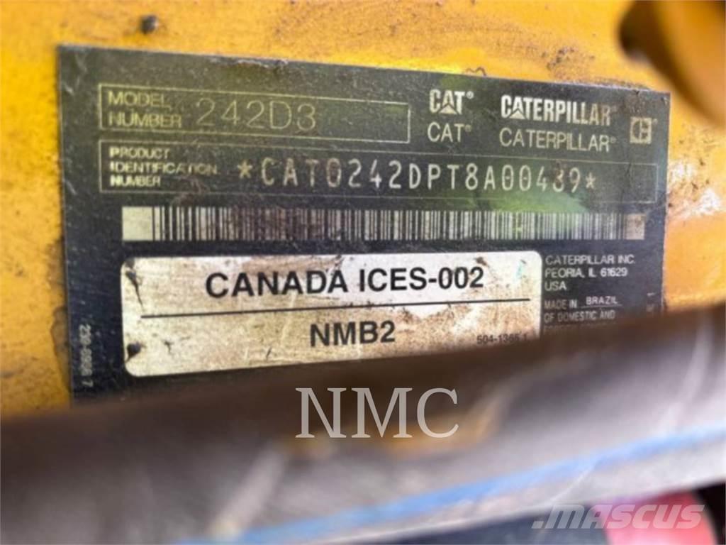 CAT 242D3 Krautuvai su šoniniu pasukimu