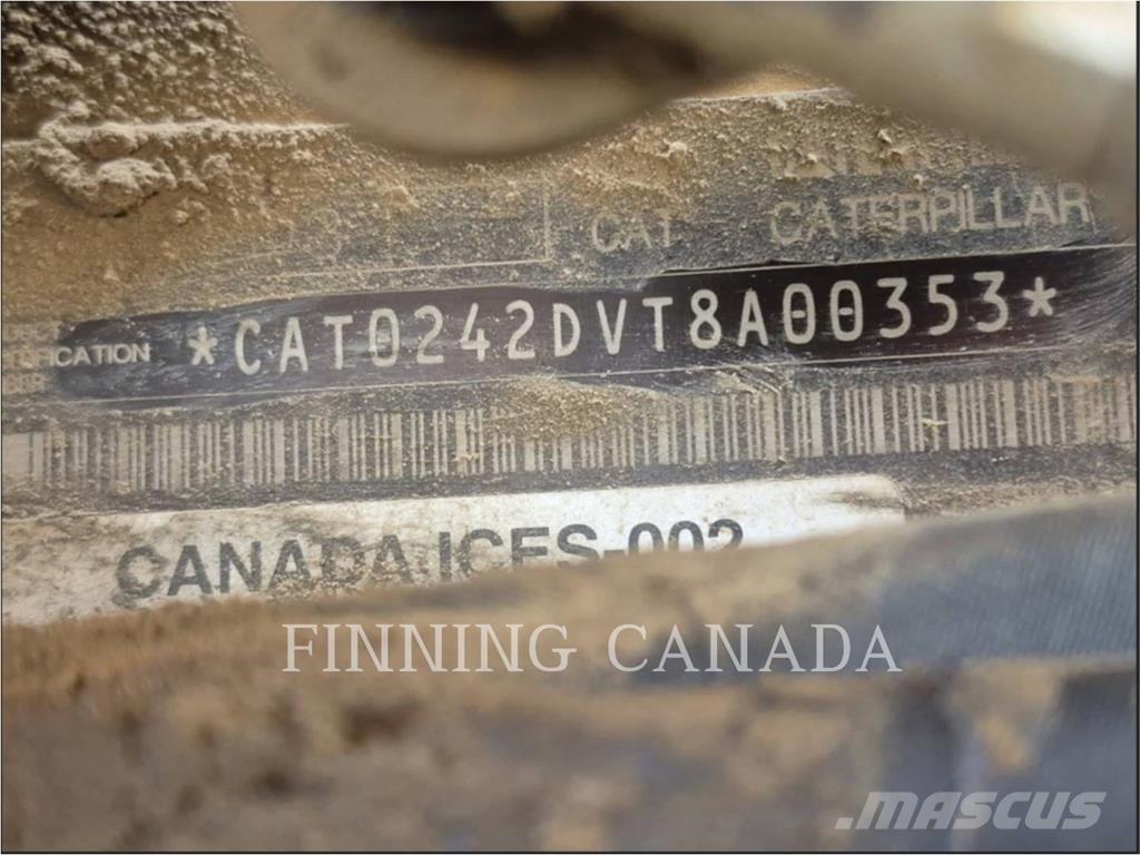 CAT 242D3 Krautuvai su šoniniu pasukimu