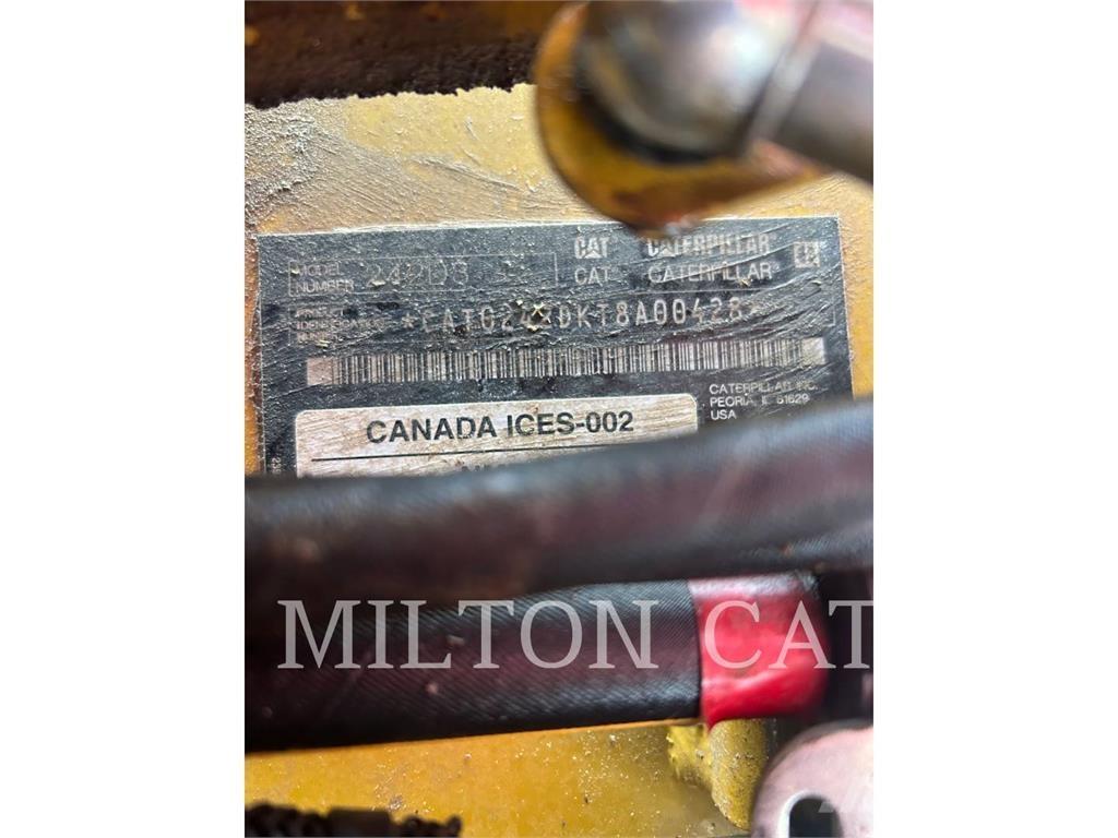 CAT 242D3 Krautuvai su šoniniu pasukimu