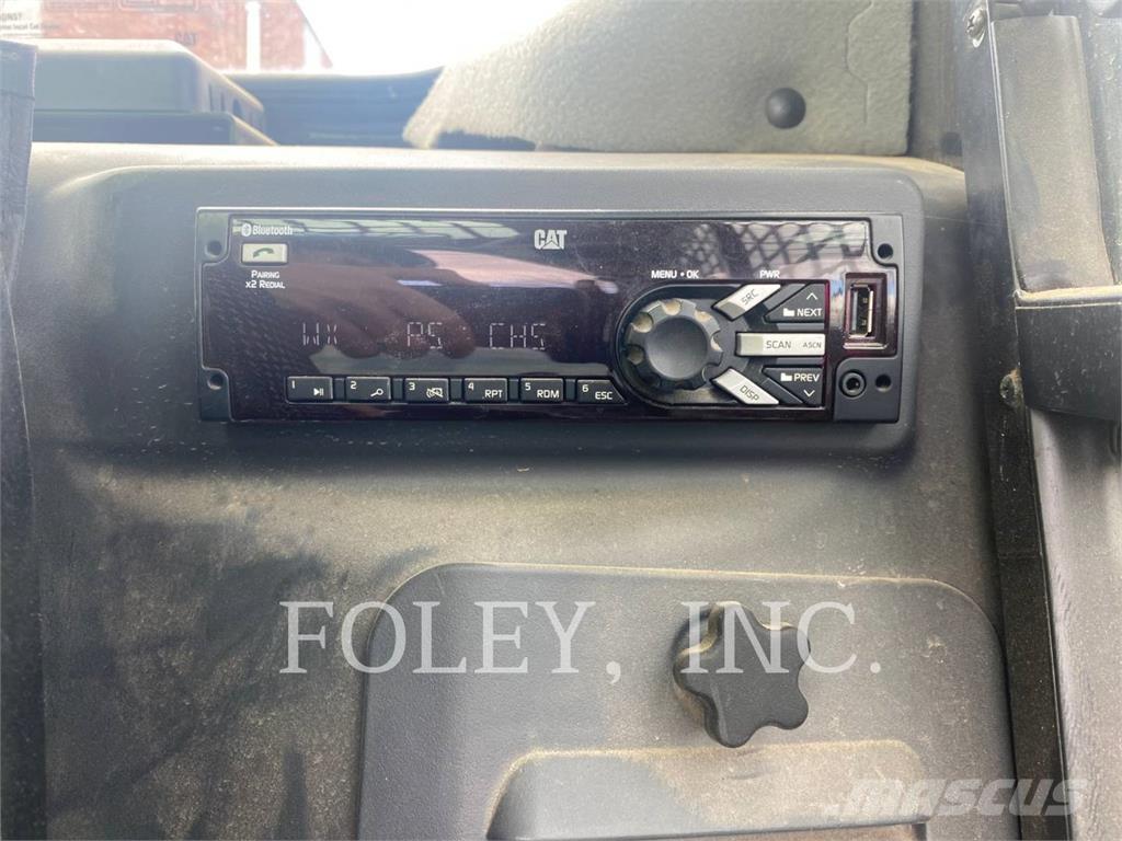 CAT 242D3 Krautuvai su šoniniu pasukimu