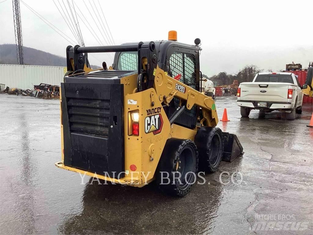 CAT 242D3 AC Krautuvai su šoniniu pasukimu