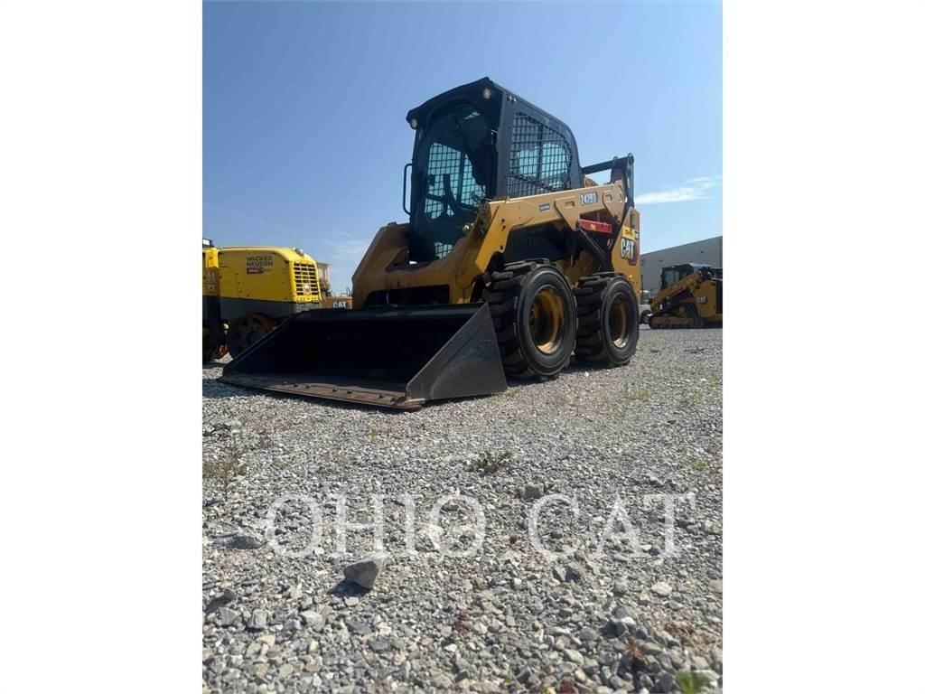 CAT 242D3 C3H2 Krautuvai su šoniniu pasukimu