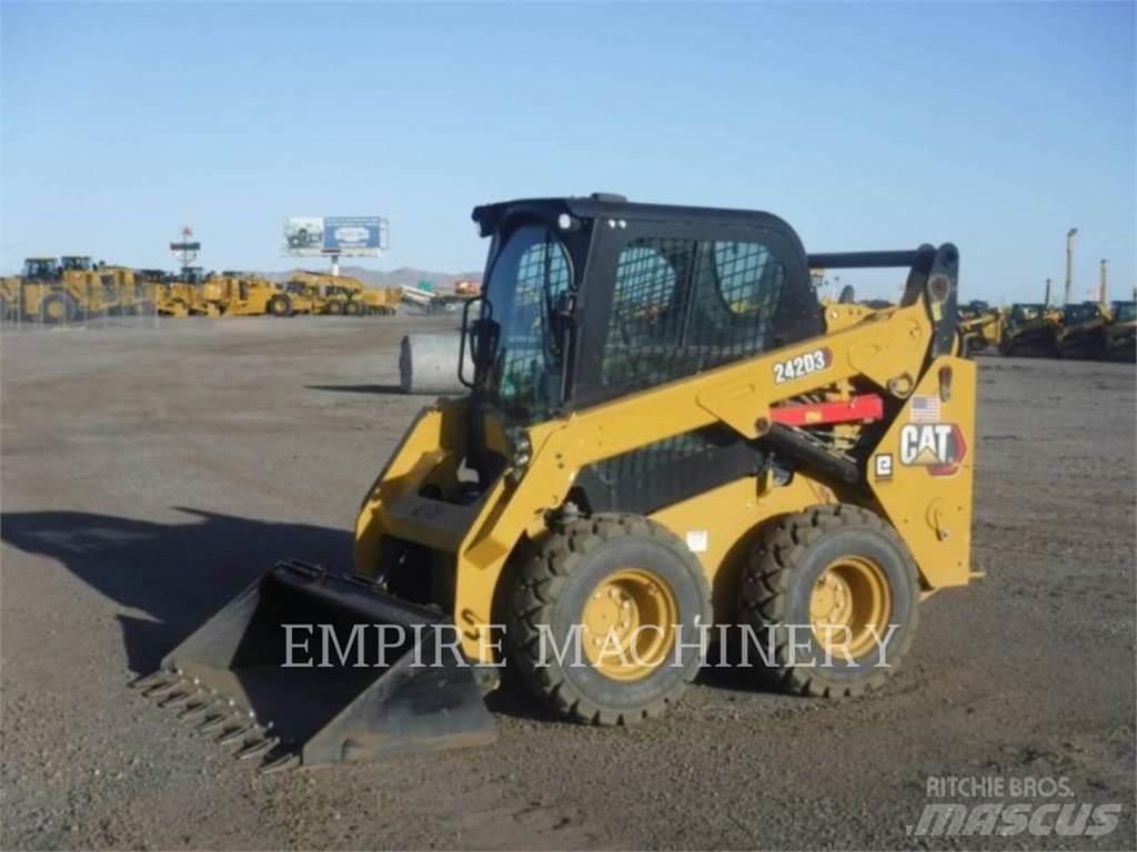 CAT 242D3 CA Krautuvai su šoniniu pasukimu