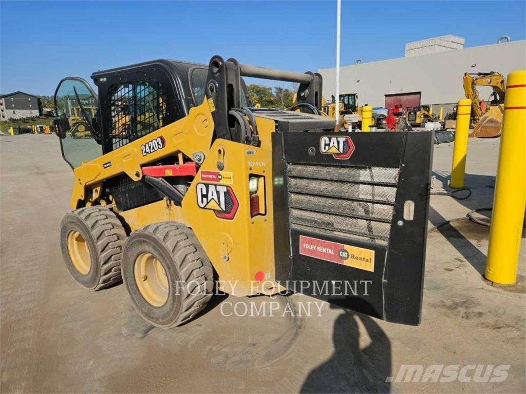 CAT 242D3STD2C Krautuvai su šoniniu pasukimu
