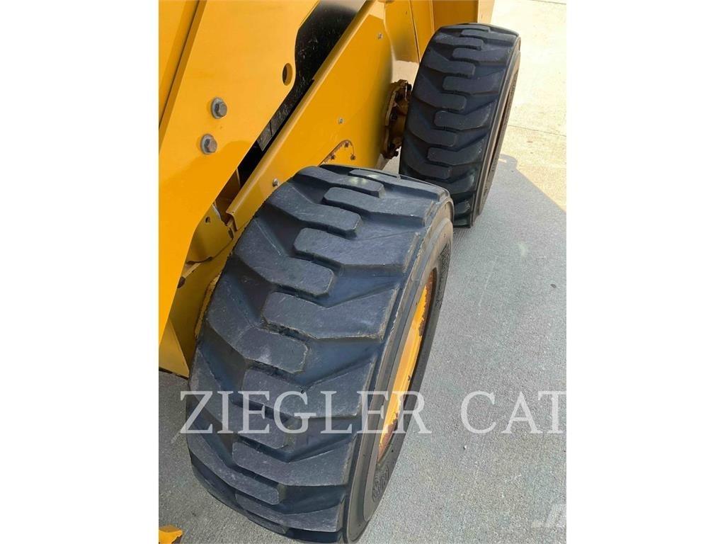 CAT 246D Krautuvai su šoniniu pasukimu
