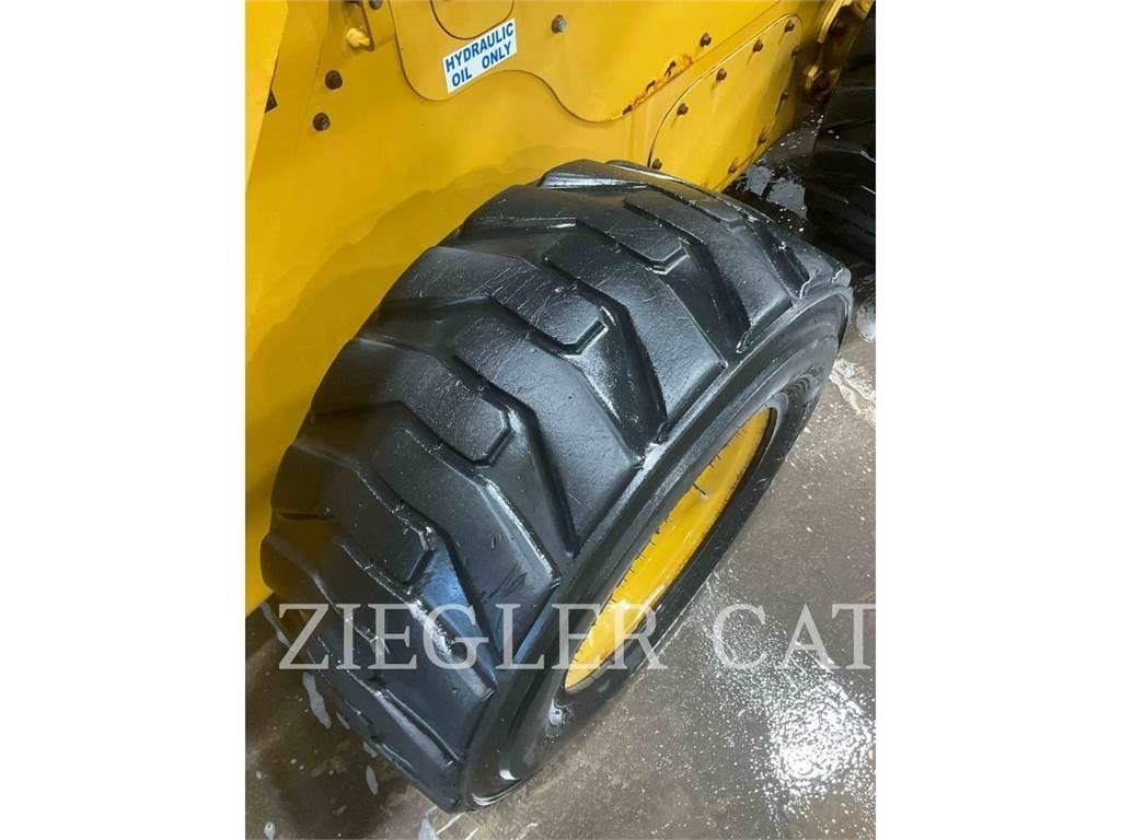 CAT 246D3 Krautuvai su šoniniu pasukimu