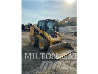 CAT 246D3 Krautuvai su šoniniu pasukimu
