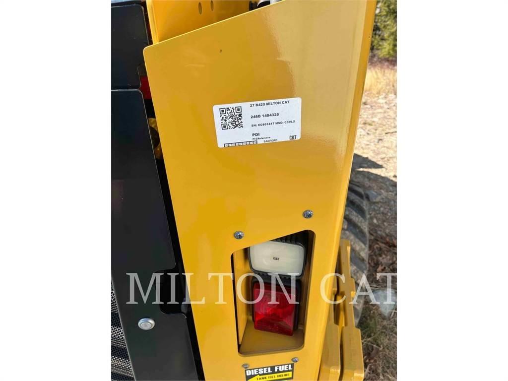 CAT 246D3 Krautuvai su šoniniu pasukimu