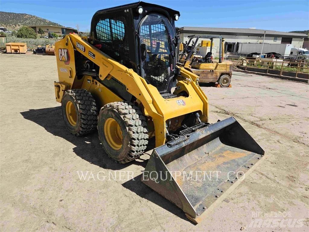 CAT 246D3 Krautuvai su šoniniu pasukimu