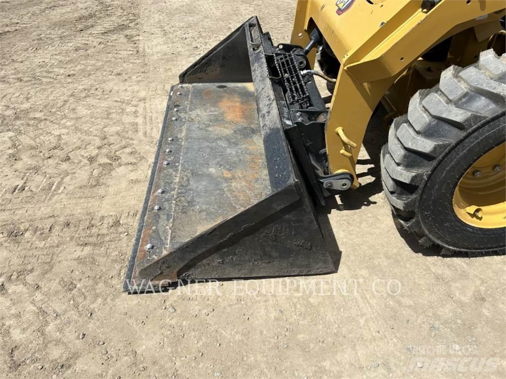 CAT 246D3 Krautuvai su šoniniu pasukimu
