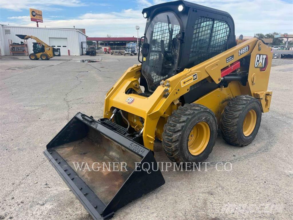 CAT 246D3 Krautuvai su šoniniu pasukimu