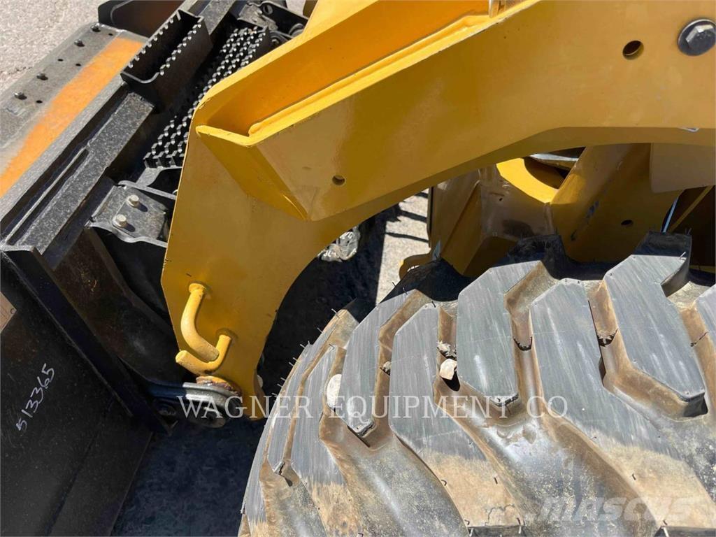 CAT 246D3 Krautuvai su šoniniu pasukimu