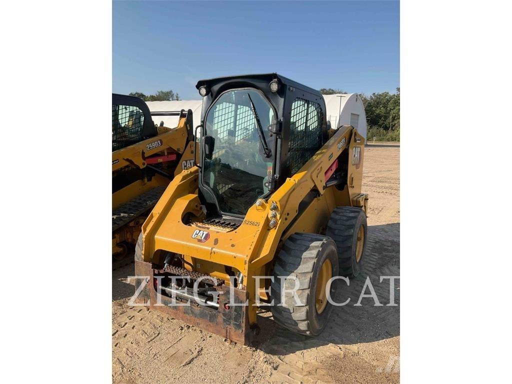 CAT 246D3 Krautuvai su šoniniu pasukimu