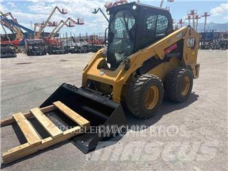 CAT 246D3 C3H2 Krautuvai su šoniniu pasukimu