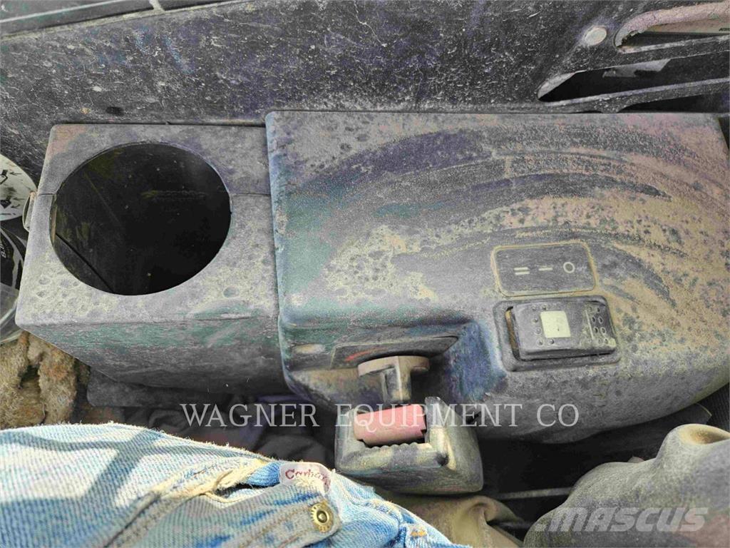 CAT 252 Krautuvai su šoniniu pasukimu