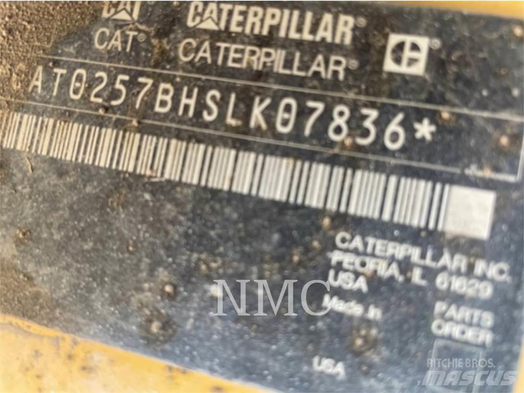 CAT 257B2 Krautuvai su šoniniu pasukimu