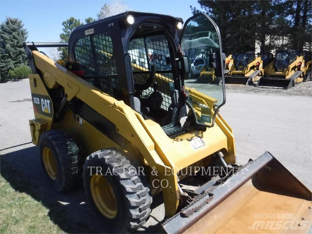 CAT 262D Krautuvai su šoniniu pasukimu