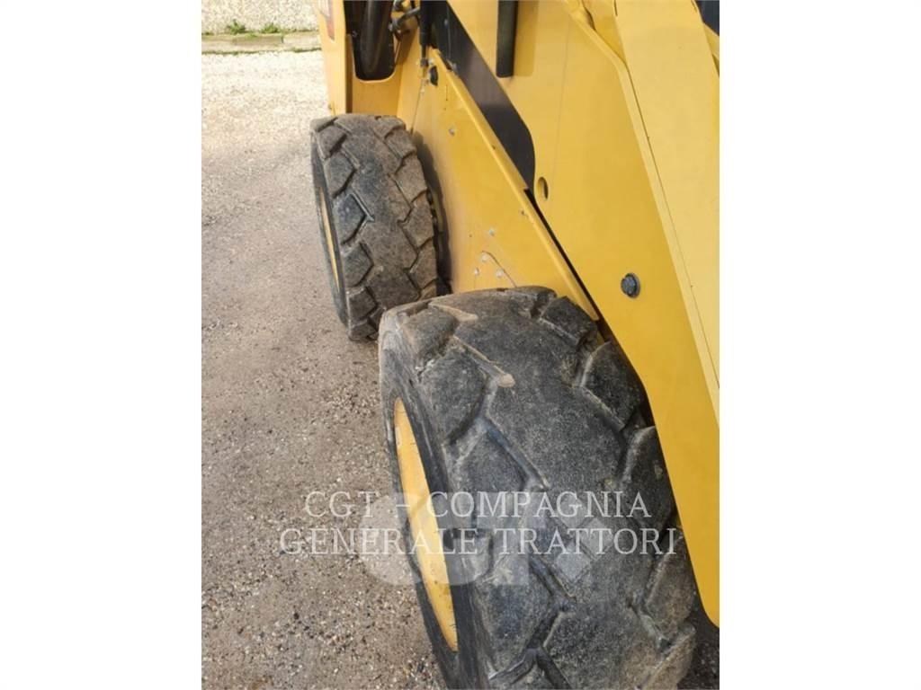 CAT 262D3 Krautuvai su šoniniu pasukimu