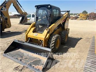 CAT 262D3 Krautuvai su šoniniu pasukimu