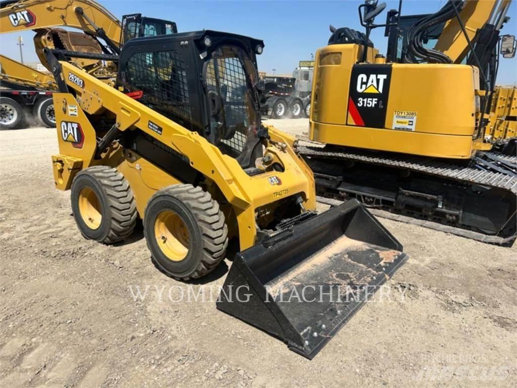 CAT 262D3 Krautuvai su šoniniu pasukimu