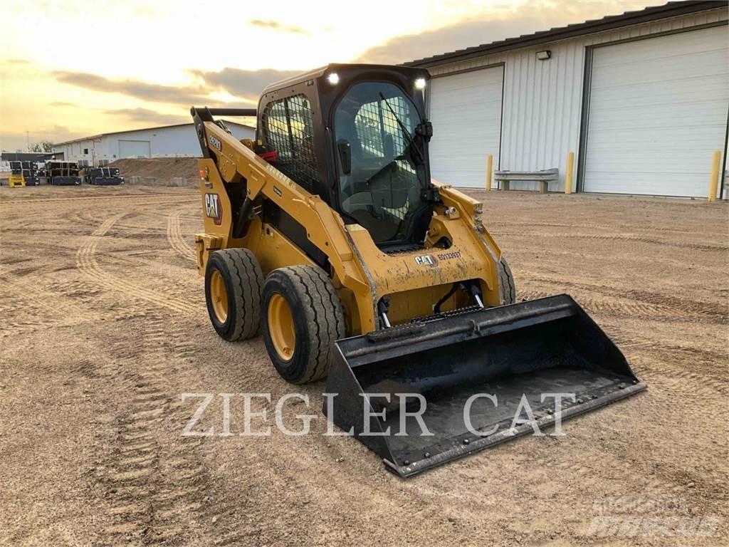 CAT 262D3 Krautuvai su šoniniu pasukimu