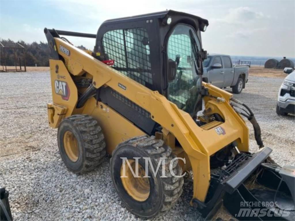 CAT 262D3 Krautuvai su šoniniu pasukimu