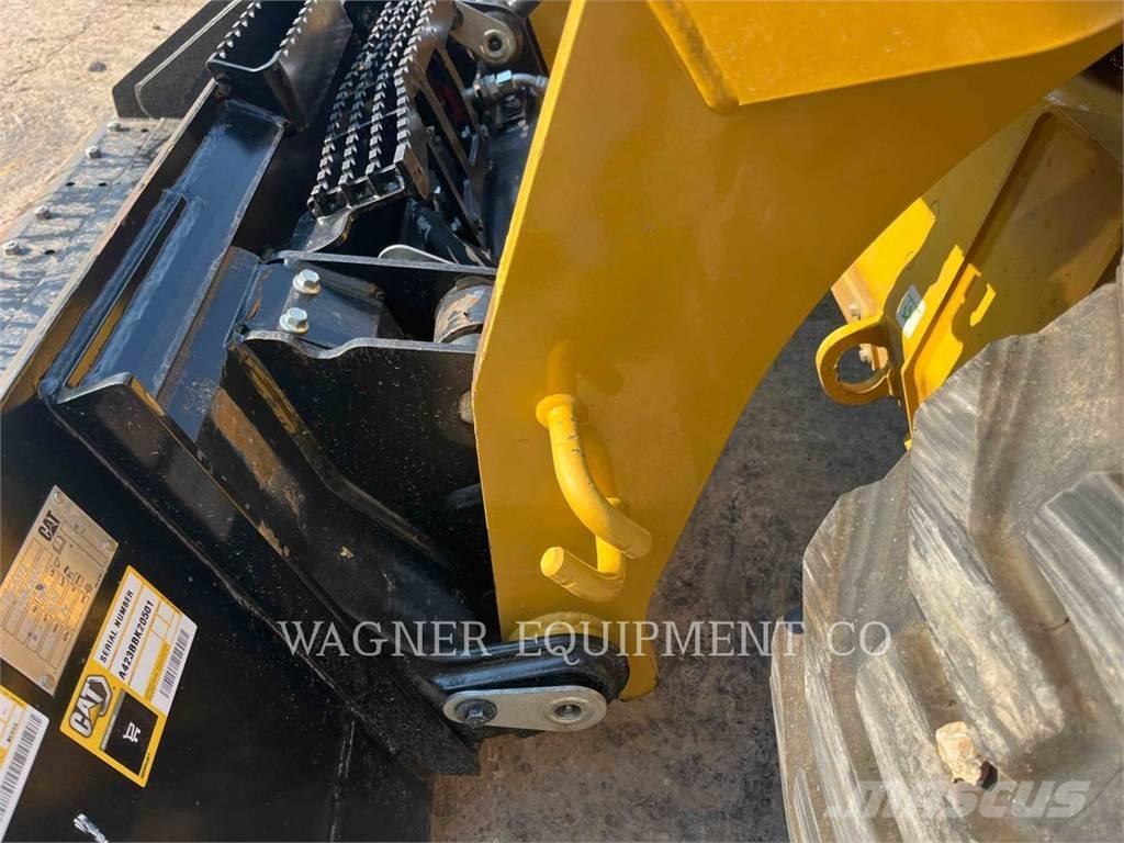 CAT 262D3 Krautuvai su šoniniu pasukimu