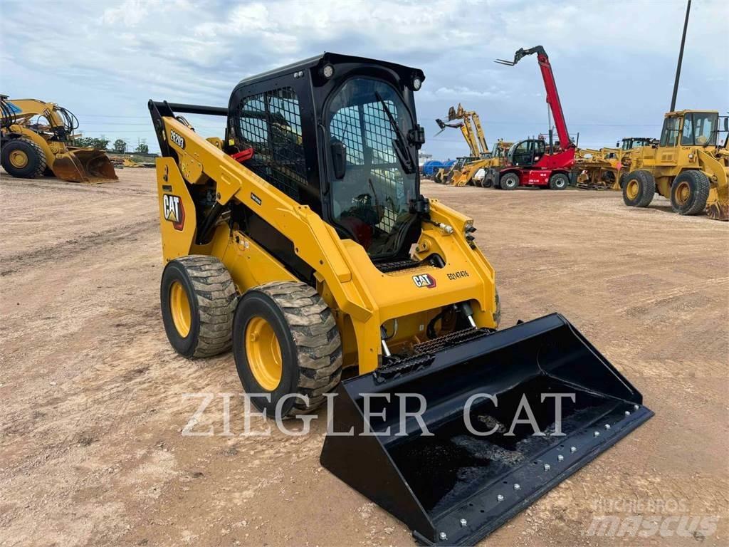 CAT 262D3 Krautuvai su šoniniu pasukimu