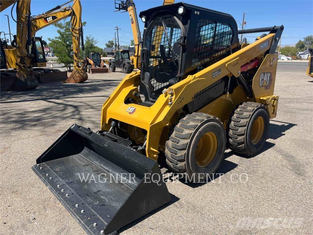 CAT 262D3 Krautuvai su šoniniu pasukimu