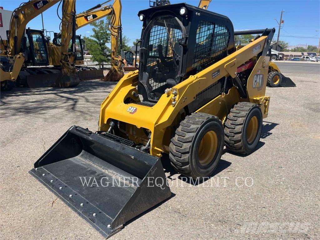 CAT 262D3 Krautuvai su šoniniu pasukimu