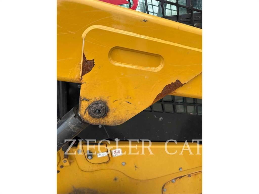 CAT 262D3 Krautuvai su šoniniu pasukimu